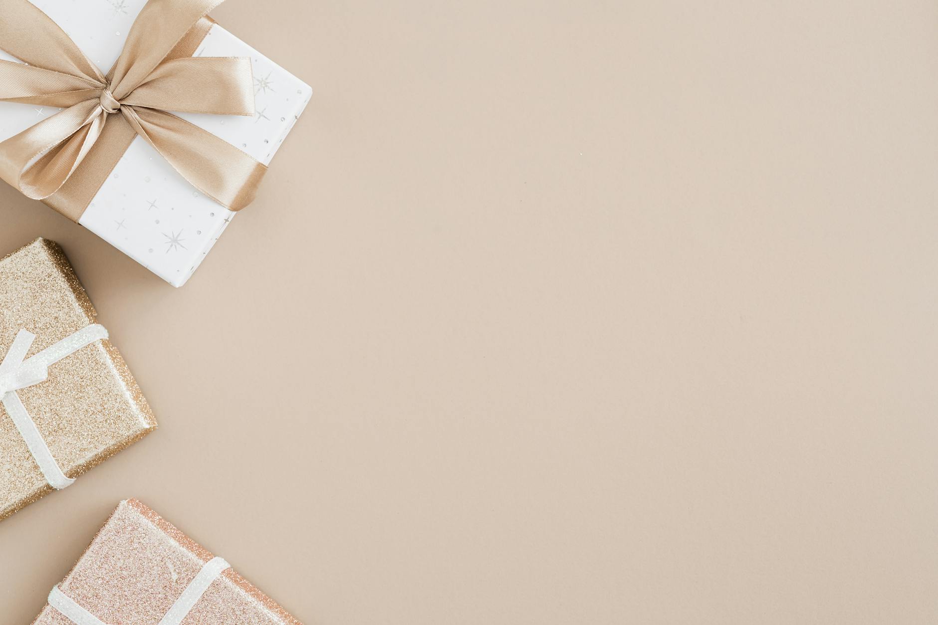 Anniversary Gifts by Year Modern: The 2026 Guide for Husbands Who Want to Get It Right