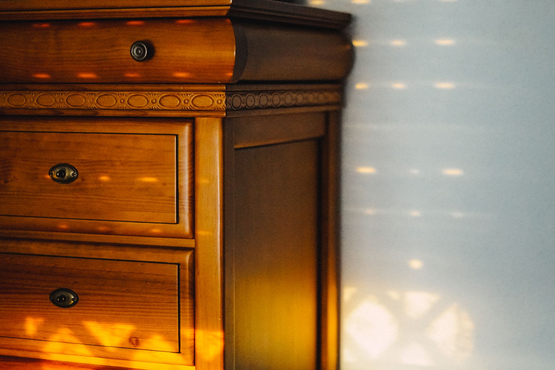 Antique Furniture Dovetail Joint Dating Guide: How to Spot 200 Years of Craftsmanship in 30 Seconds