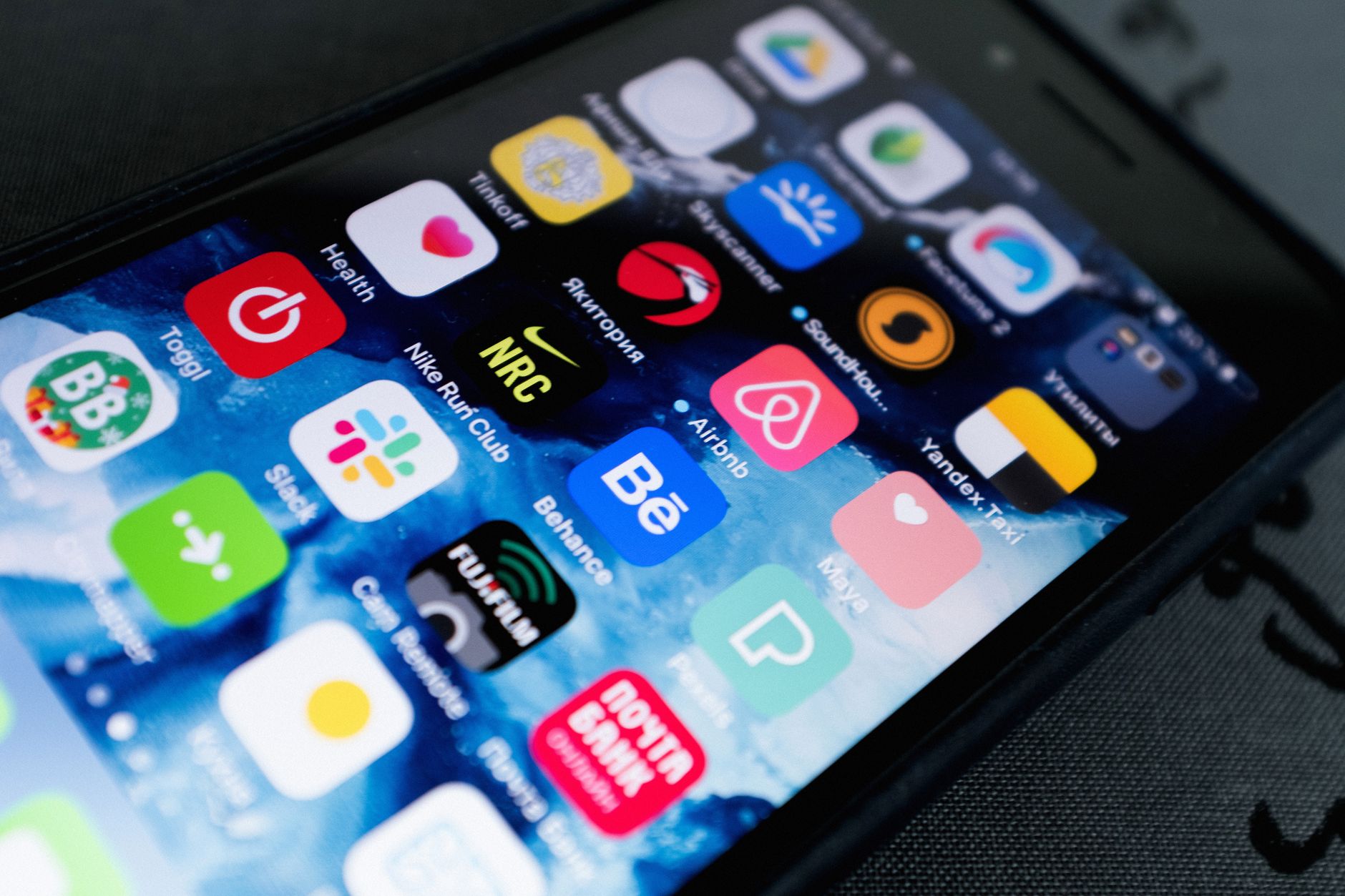 Daily Rock News Aggregator Apps Compared: Which One Actually Gets Grunge Revival Coverage Right?