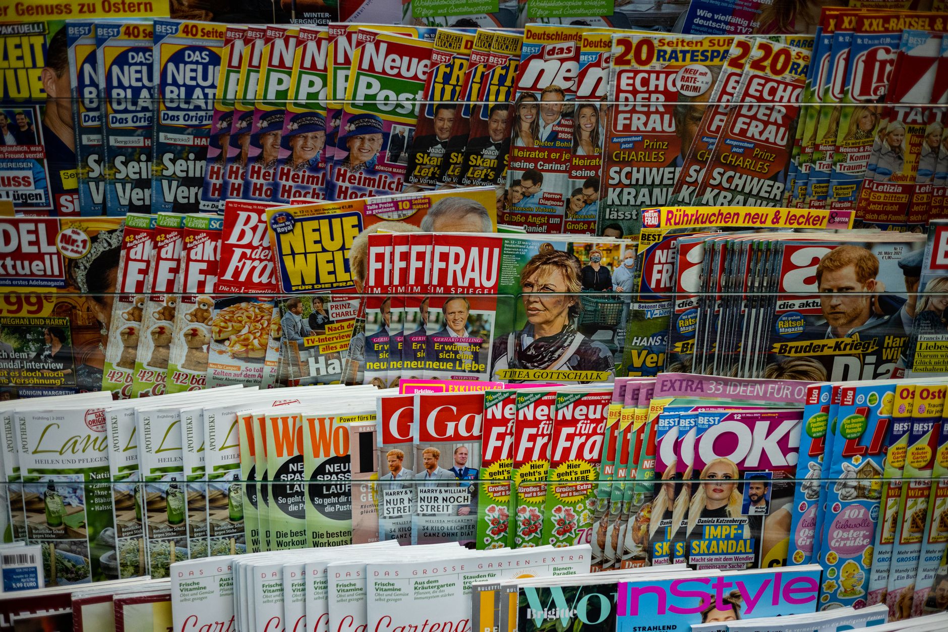 Entertainment Weekly Digital vs Print Subscription: Which One Actually Saves You Money in 2026?