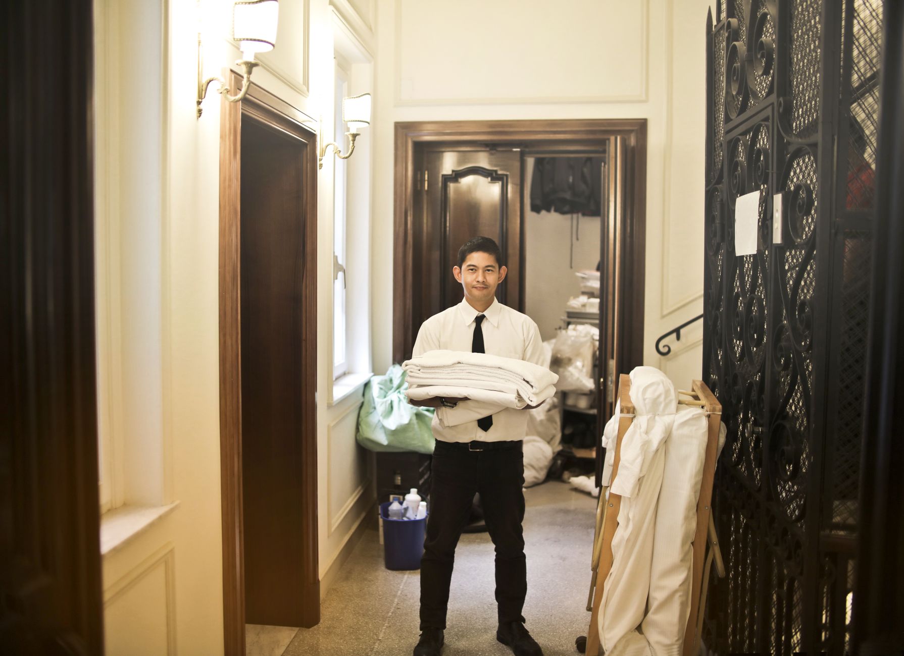 Homestay Guide vs Hotel Management Differences: What Airbnb Hosts Must Know in 2026