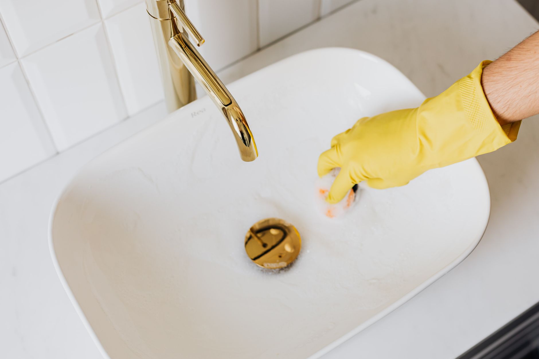 How to Clean Bathroom Grout Without Scrubbing: 5 Science-Backed Methods That Actually Work in 2026