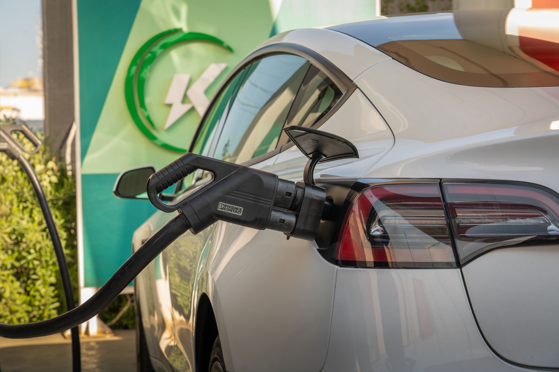 InsideEVs Top Picks vs Buying Guide: Which Resource Actually Gets You the Better Deal?