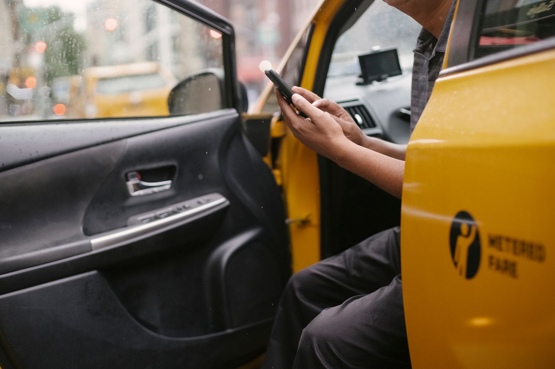 Rideshare Apps Lowest Booking Fees 2026: How to Cut Your Fare by 40% Without Switching Platforms