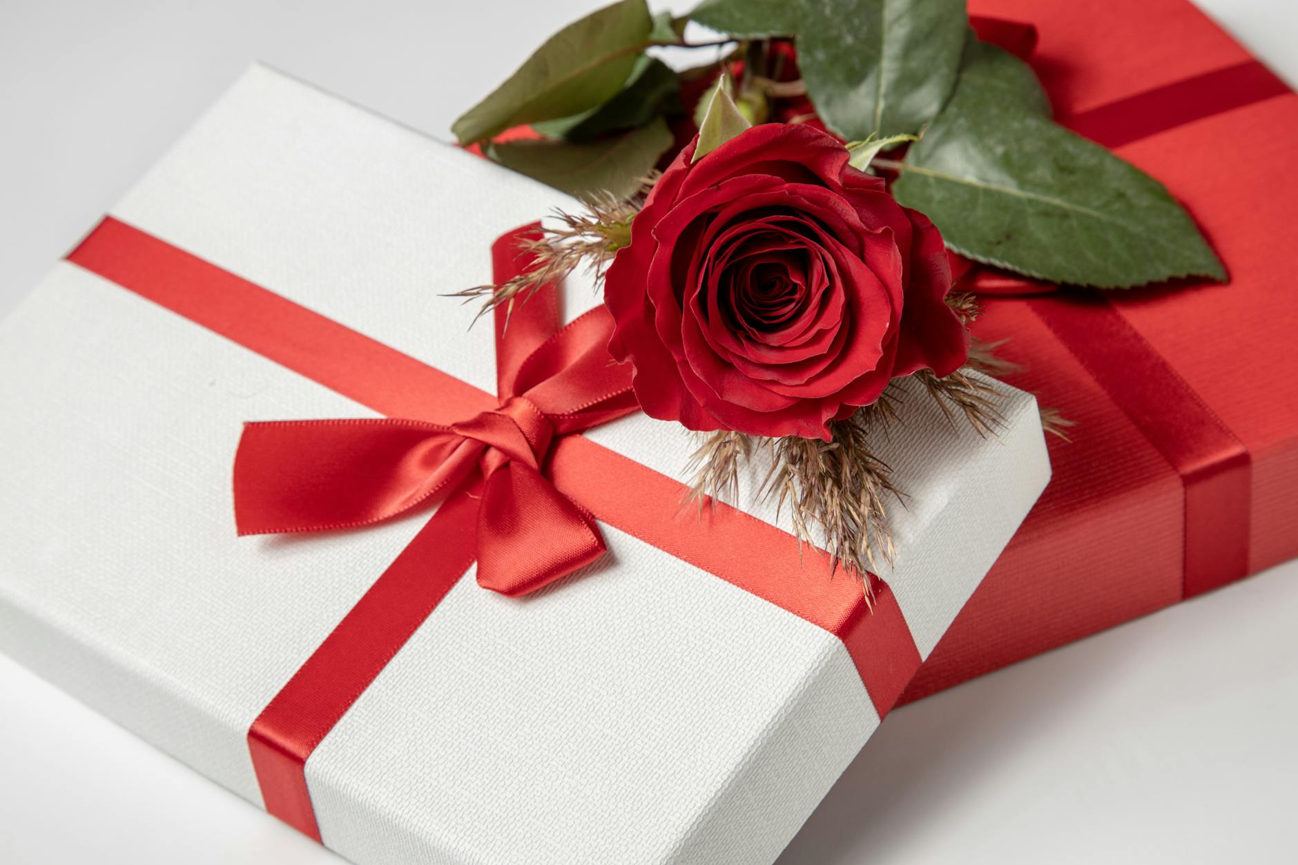 Romantic 10 Year Anniversary Gifts for Wife to Make Her Feel Special