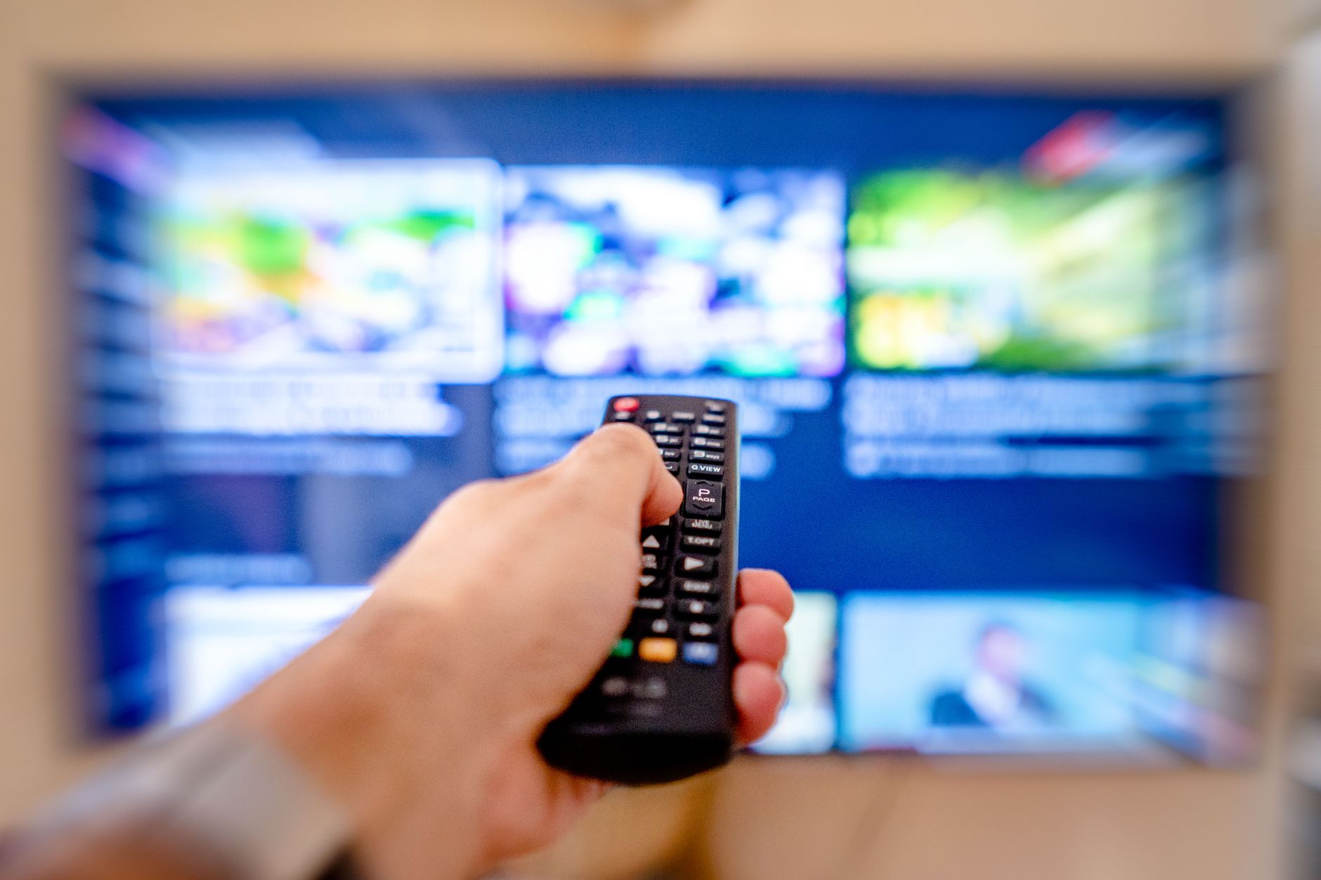 Smart TV vs Streaming Device 2026: The Hidden Costs Nobody Talks About