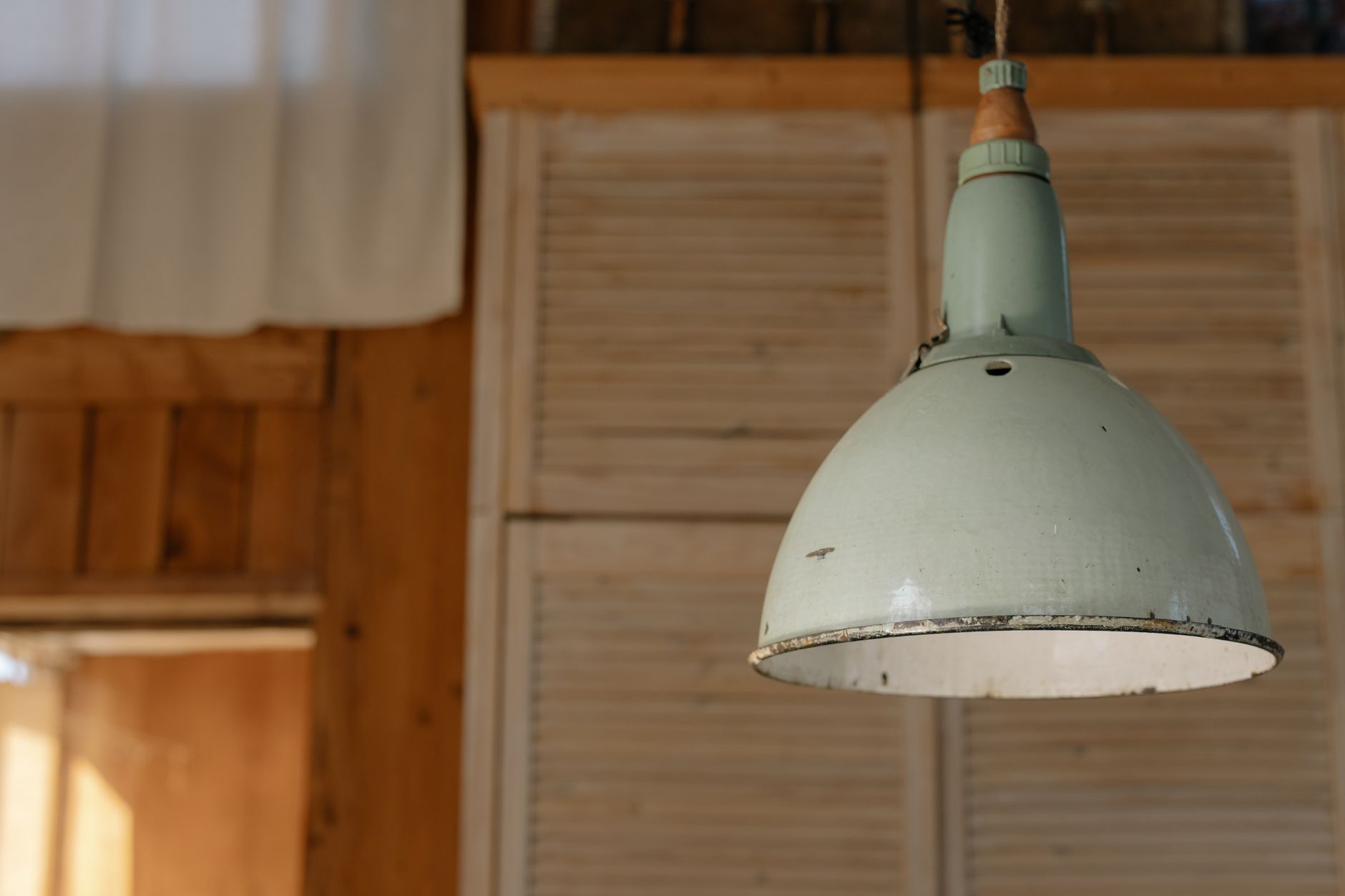 The Essential Antique Lamp Rewiring Safety Guide: How to Illuminate History Without Burning Down the House