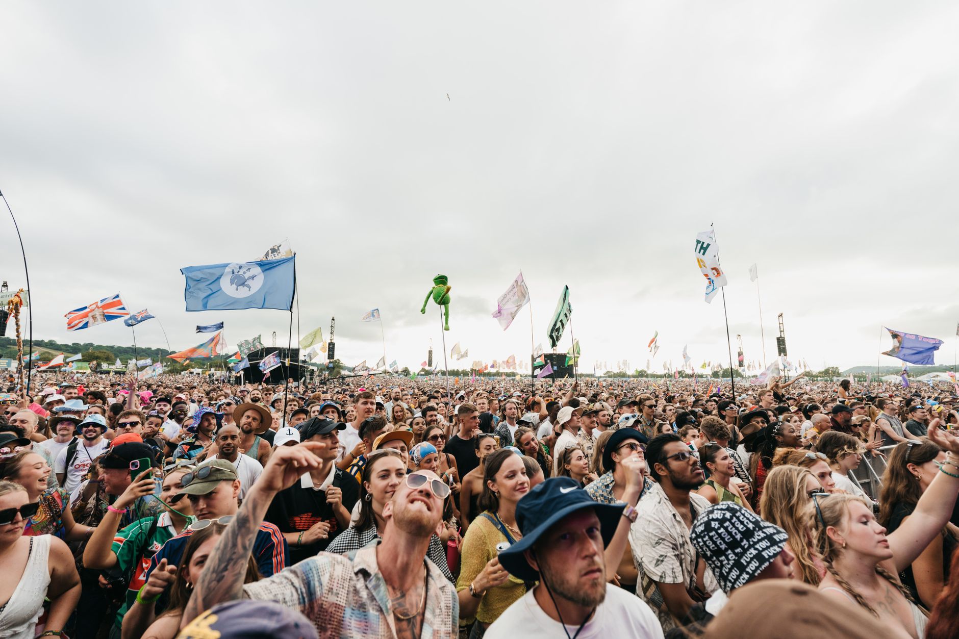 The Smart Festival Weather Layering Guide: How to Dress for 30° Swings Without Losing Your Mind