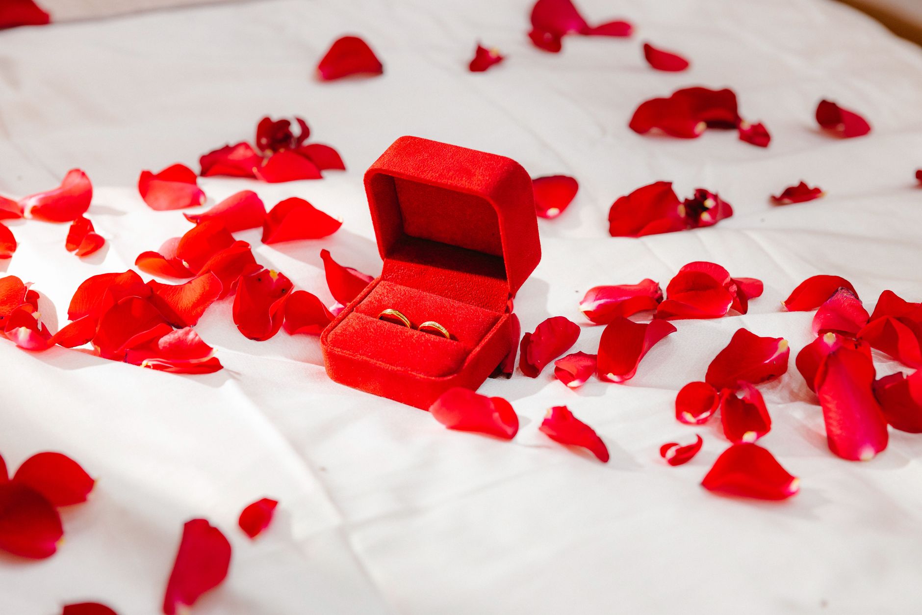 Unique Anniversary Gifts for Wife: 15 Uncommon Ideas for 2026