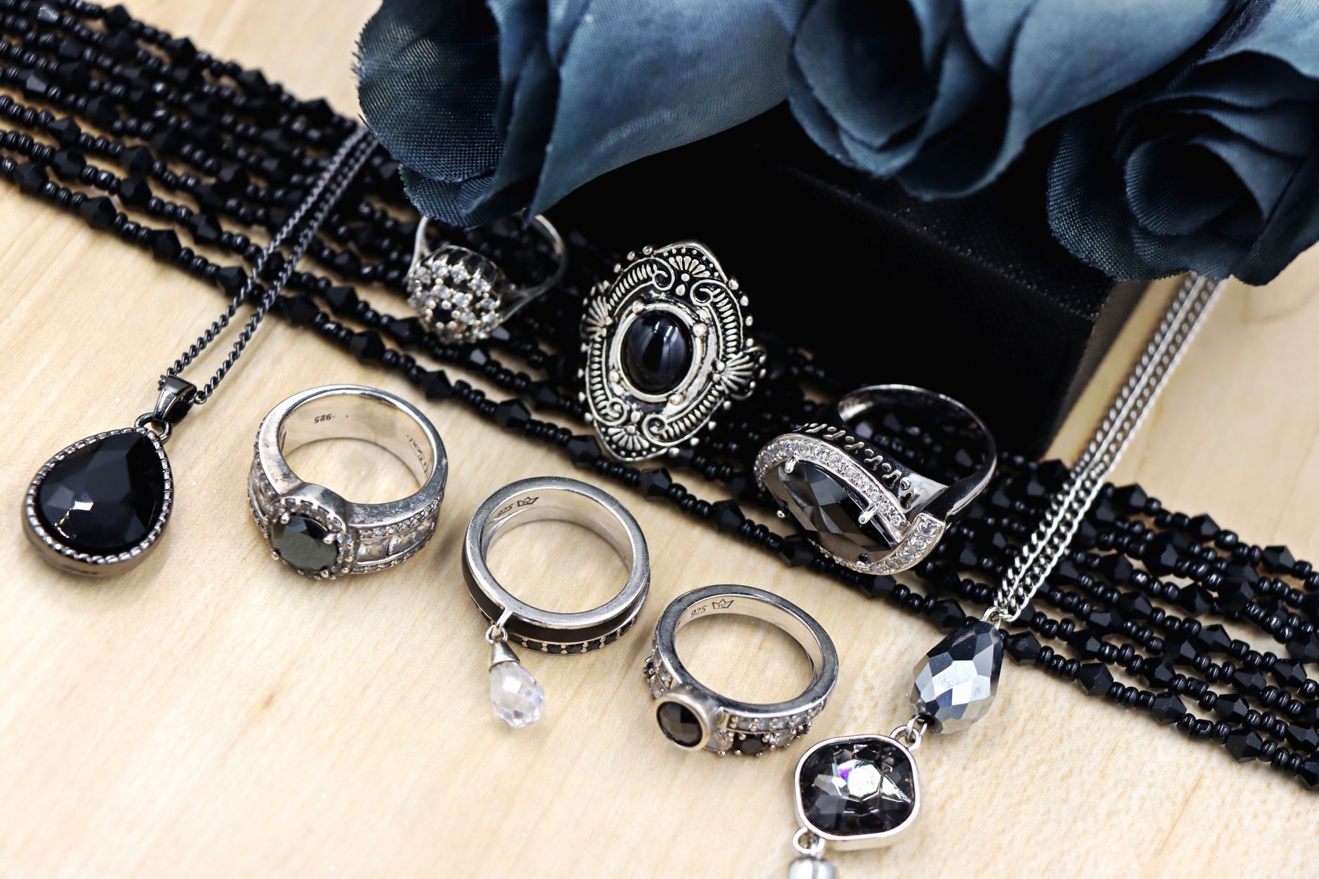 Vintage Costume Jewelry Identification Beginner Guide: How to Spot $5 Flea Market Finds Worth $500+