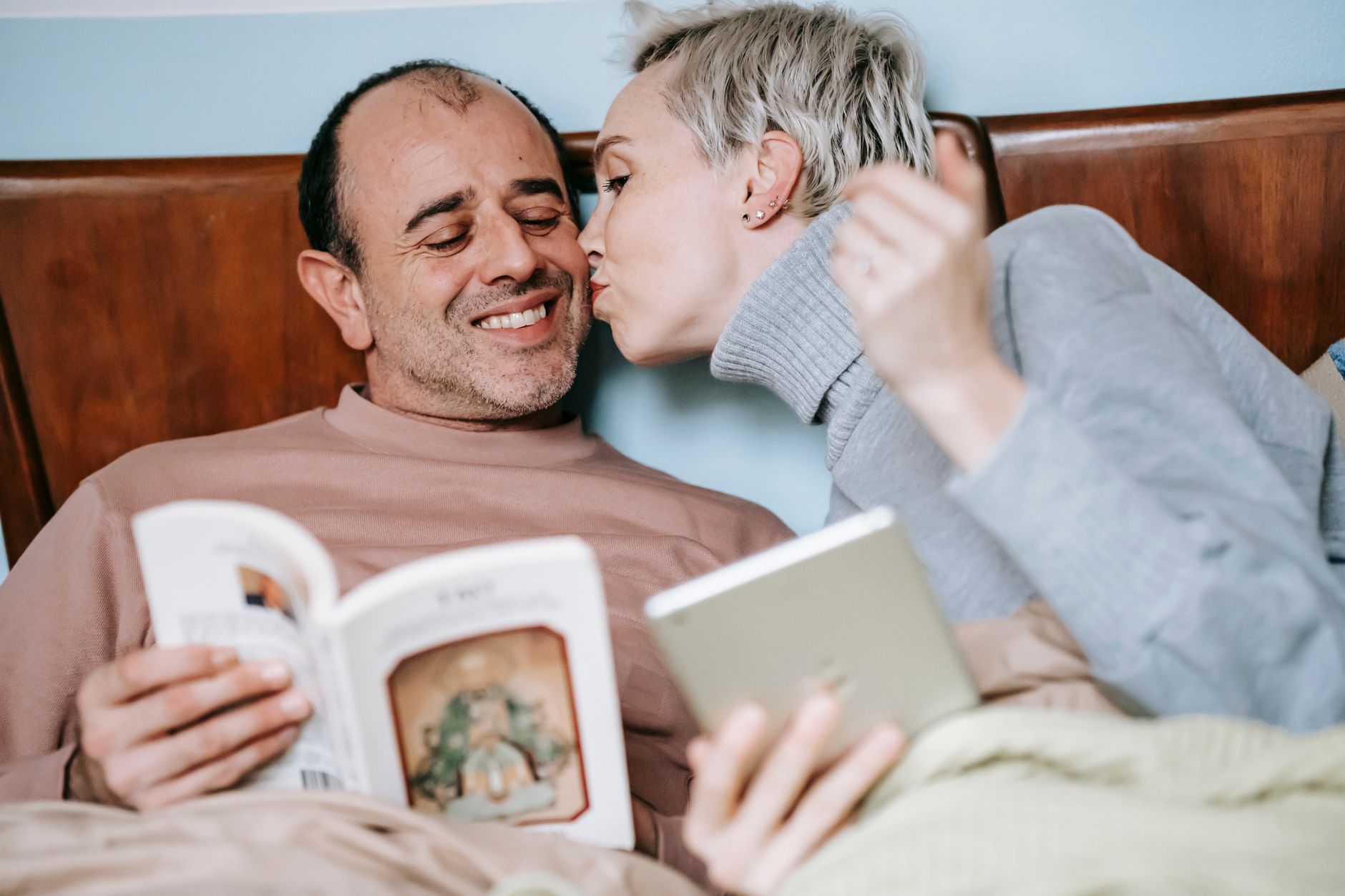 Wife Gifts for Book Lovers: 27 Curated Ideas From Reading Nooks to Rare Editions