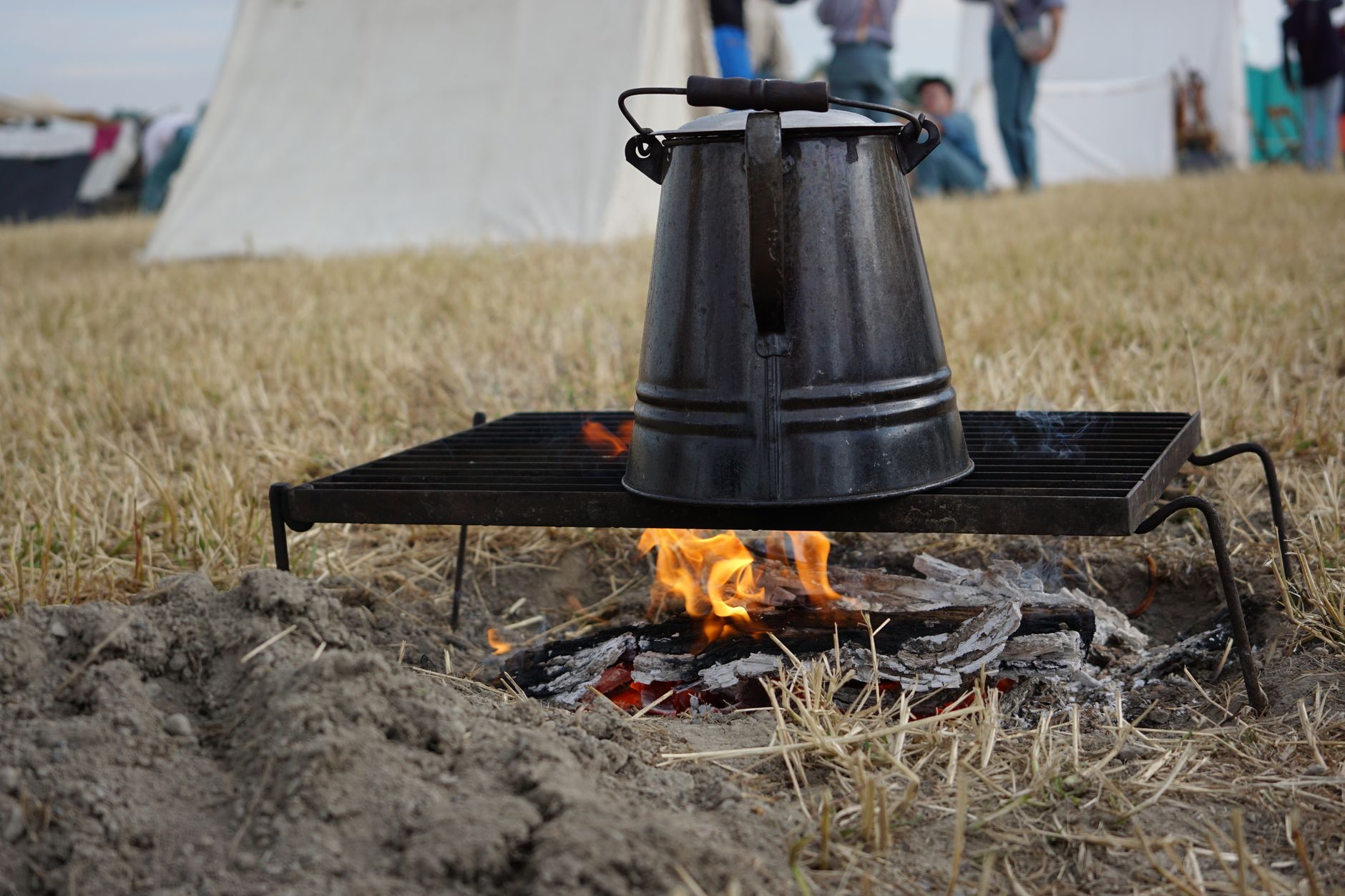 Wilderness Cooking No Stove Methods: 7 Backcountry Techniques for 2026's Ultralight Revolution